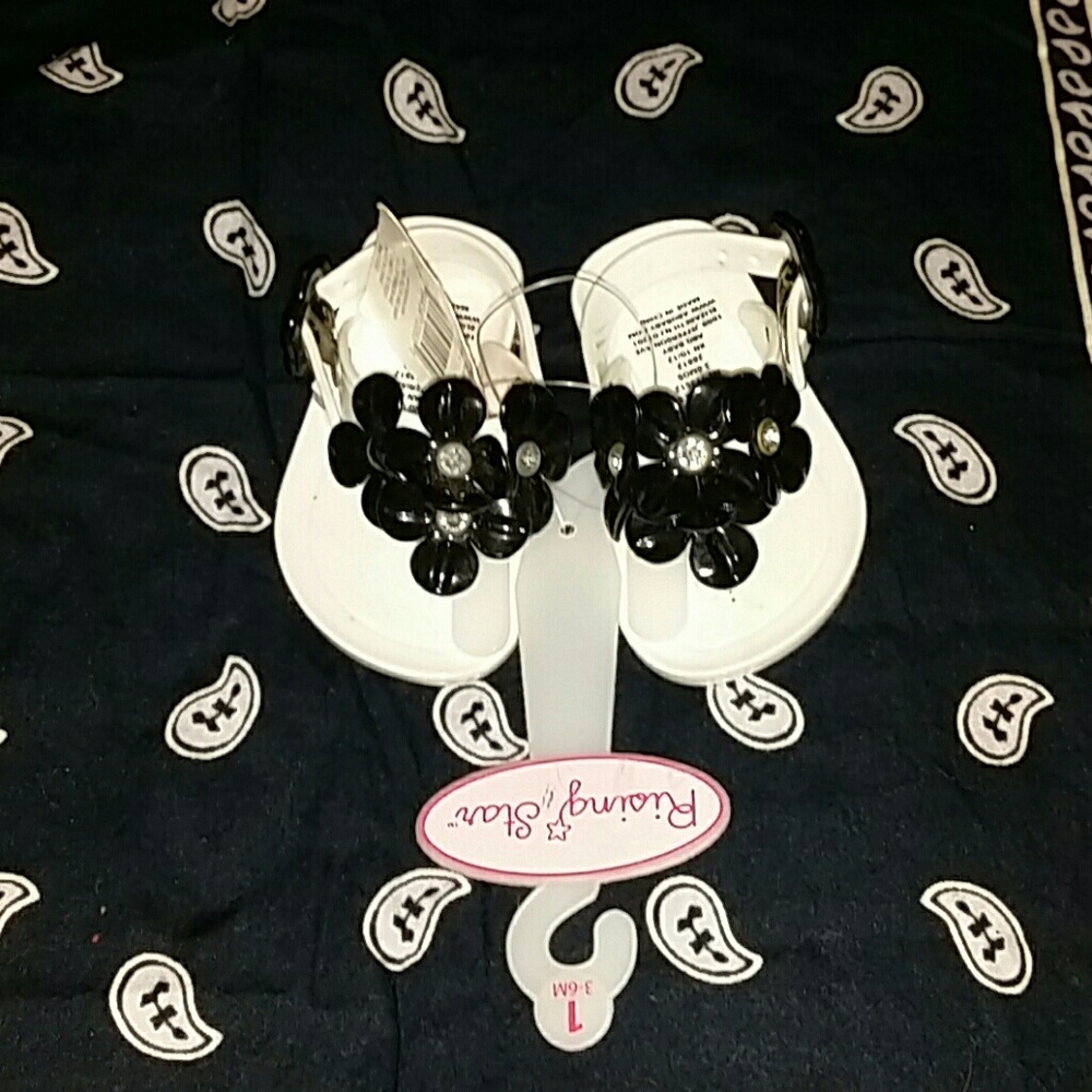 NWT Rising Star  Black & White Jellies Size 3-6m